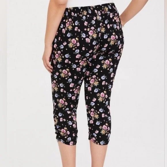 EUC Torrid Cropped Floral Challis Drawstring Joggers in Black Plus Size 3X - Picture 2 of 7